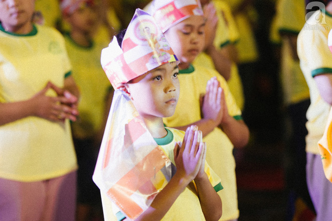 Hàng ngàn người đến đại lễ Phật Đản để được làm nghi lễ tắm Phật Hàng ngàn người đến đại lễ Phật Đản để được làm nghi lễ tắm Phật